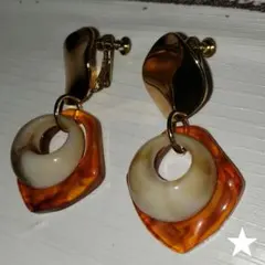 穴あきモチーフのゴールドイヤリング ブラウン ベージュ 大人かわいい ビンテージ