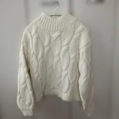 ホワイト ケーブルニット ハイネックセーター