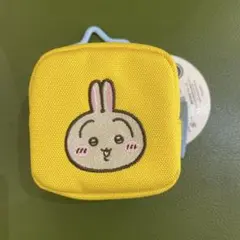 ちいかわ　カラビナつき刺繍スクエアミニポーチ　うさぎ