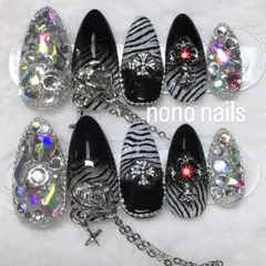 【現品のみ】ネイルチップ　ゼブラ柄ネイル　揺れるチャーム　キラキラネイル