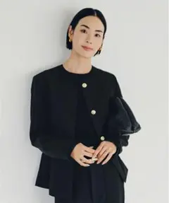ur's 美シルエットゴールド釦ペプラムジャケット　ブラックのサムネイル