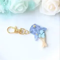 波打ち際をゆらゆらと泳ぐジンベイザメ　お守り