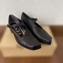 黒いレザー ストラップ付きシューズ