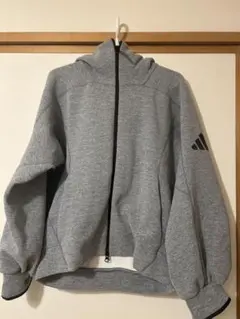 adidas グレー フルジップパーカー
