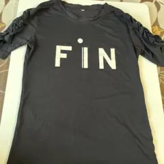 FIN ロゴ入り 袖レースアップ Tシャツ ブラック