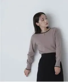 ナチュラルビューティーベーシック　グレーの長袖ニットトップス