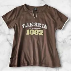 DANSKIN　半袖　レイヤード風カレッジロゴＴシャツ　スリットネック　Ｍ　茶のサムネイル