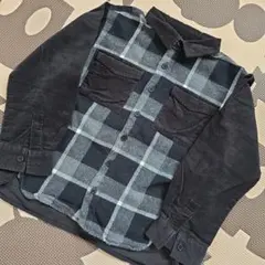 黒とグレーのチェック柄長袖シャツ