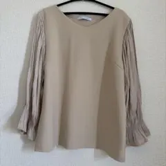 IKKA LOUNGE 長袖 プリーツスリーブ ブラウス ベージュ Lのサムネイル