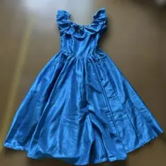 青いフリルドレス