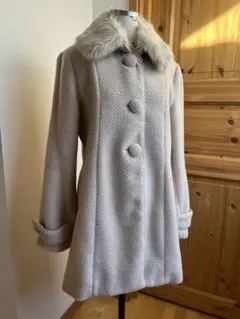 クリーム色ファー付きコート