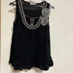 アクシーズファム　黒いニットベスト フリル 花飾り　ラメ入り