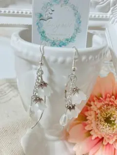 ハンドメイド　スズランモチーフ　ピアス
