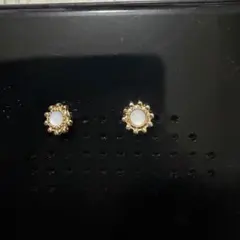 【新品・未使用】オパール風ゴールドスタッドピアス