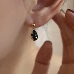 揺れるしずくピアス ブラック×ゴールド｜シンプルなのに存在感◎