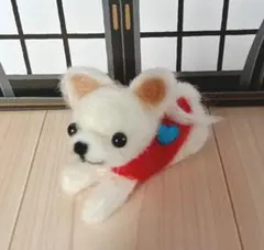 羊毛フェルト　癒しの白わんこ　ハート付き赤いお洋服 　仔犬　ぬいぐるみ