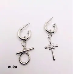 迅速配送の一点物♥クロスと留め具チャームのシンメトリーピアス