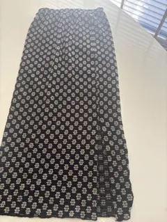 花柄 ロングスカート ブラック系 スリット入り