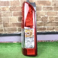 新車外し・美品】トヨタ・ハイエース純正テールランプ・右側 №554