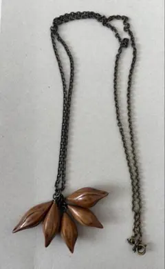 ブラウン系葉木の実デザインネックレス
