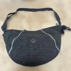 Kipling ブラック ショルダーバッグ 三日月型　キーホルダー付き