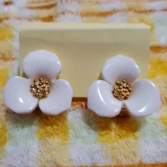 No.832ホワイトフラワーイヤリング クリップタイプ
