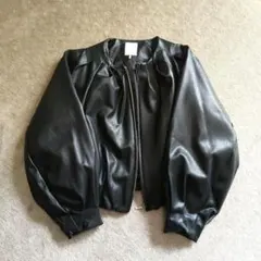 美品✨️Te chichi ブラック 黒　合皮 レザー　タックジャケット新品同様