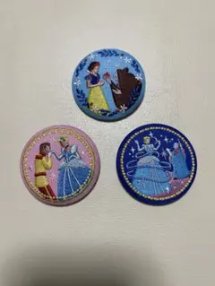 ディズニー　刺繍缶バッジ３点セット(白雪姫・シンデレラ1・シンデレラ2)