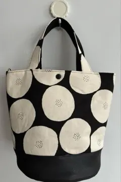 トートバック　丸底　持ち手　サブバッグ　黒　あんぱん　合皮　ポケット２つ　ハンド