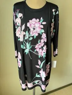 新品☆黒地に淡いピンクの花柄いっぱいの少しレオナール風のチュニック☆LLサイズのサムネイル