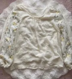 axes femme 花柄刺繍ブラウスのサムネイル