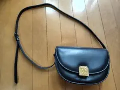 ブラック ショルダーバッグ 金色装飾