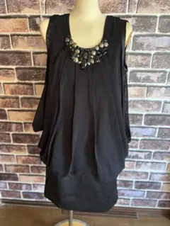 ビーズ装飾付き黒ドレープパーティードレス