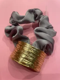 グレーサテンシュシュ 金属製バンド付き