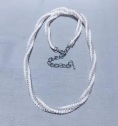 ポイントホワイトとシルバーのネックレ　42cm