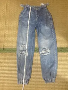 ダメージジーンズ