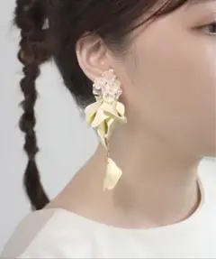 ブライダルイヤリング　フラワー　ゴールド　ホワイト　前撮り　結婚式　アネモネ