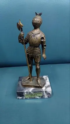 金属製 中世騎士の像 盾と槍付きの置物 - メルカリ