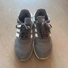 adidas グレー/ホワイト スニーカー