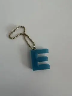 手作りボールチェーンキーホルダー‹アルファベットE/水色›