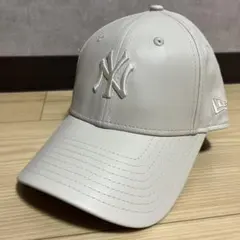 訳あり品　ニューエラ　NEW ERA NYヤンキース　レザー調　クリーム色