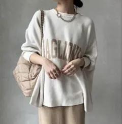 オーバーサイズニットロゴ入り クリーム色