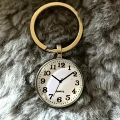 キーホルダー　時計のモチーフ