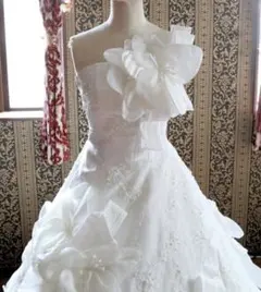 ホワイト フラワー装飾 ウェディングドレス　ロングトレーン