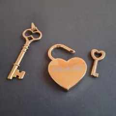 ゆ*ん様 チャーム ペンダントトップ 鍵のアクセサリー