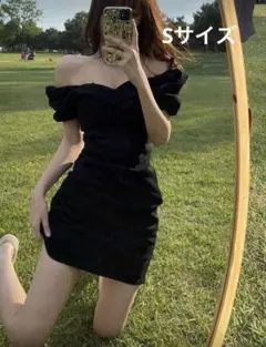 オフショルダー黒ミニワンピース　ホカンス