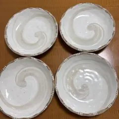 渦巻き模様の陶器皿　４枚セット　中古品