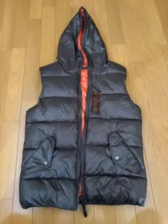 フード付きブラックダウンベスト