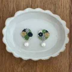 花に一粒ピアス　ピスタチオ