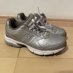 New Balance 363 4Eシルバー スニーカー